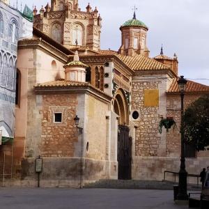 塞利亚La Posada de Clotilde的一座建筑的顶部有一个钟楼