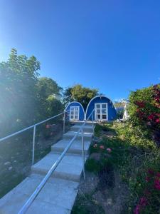 卡斯尔敦贝尔A house and a half on Beara peninsula的通往蓝色房子的楼梯