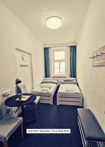 维也纳7brunnen Hostel & Guest House的一间医院间,配有两张床和一张桌子