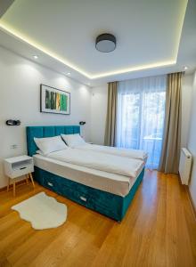 诺维萨德Kedar apartment的一间卧室设有一张大床和一个窗户。