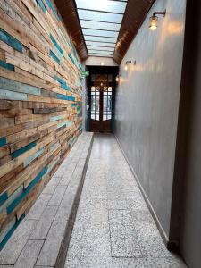 萨尔塔Ferienhaus Hostel Salta的走廊上设有木墙和门