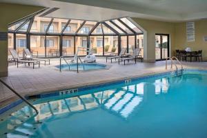 卡梅尔印第安纳波利斯-卡梅尔万怡酒店的一座带庭院的大型游泳池