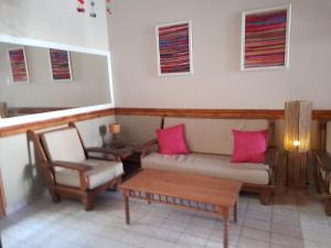 萨尔塔Ferienhaus Hostel Salta的客厅配有沙发和桌椅