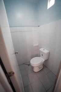 卢塞纳HK Hotel Kbartolo的浴室位于隔间内,设有白色卫生间。