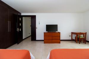 Galapagos Apartments - Bay View House的电视和/或娱乐中心