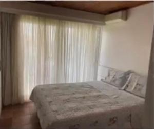 格拉瓦塔Flat 607 VILLA HÍPICA的一间卧室设有一张大床和一个窗户。