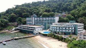 安格拉杜斯雷斯Angra Inn - Praia Grande 318的海边的酒店