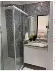 格拉瓦塔Flat 607 VILLA HÍPICA的带淋浴、盥洗盆和镜子的浴室