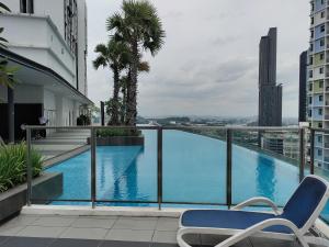 莎阿南吾之城瓦迪伊曼公寓的一座蓝色的游泳池,位于一座建筑的顶部