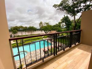 清刊River Tree Resort的享有泳池景致的阳台
