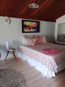蒂巴吉Pousada La Casona的一间卧室配有一张大床、床罩和枕头