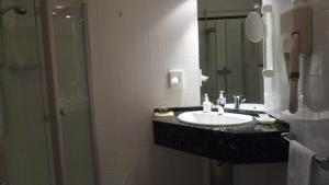 Girod弗雷穆尔餐厅酒店的一间带水槽和镜子的浴室