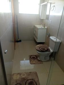 奥林匹亚Kitnets RECANTO MAGRO的一间带卫生间、水槽和镜子的浴室