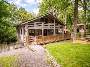 巴尔沃Spacious chalet with sauna and bubble bath的一座带围栏和院子的小房子