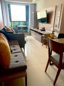累西腓Apartamento com estilo e conforto的客厅配有沙发和桌子