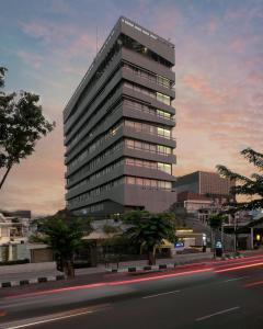 三宝垄ARTOTEL Gajahmada Semarang的前面有一条街道的高楼