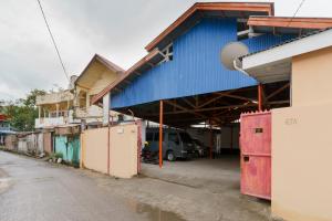巴东Asokatama Residence Syariah Mitra RedDoorz的蓝色的建筑,前面有一辆货车
