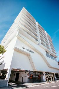 哥打京那巴鲁The Aru Hotel at Aru Suites的一座白色的大建筑,上面有澳洲的字眼