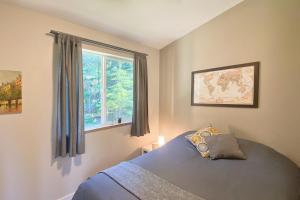 SorrentoWoodland Cabins Micro Resort的一间卧室设有一张床和一个窗口