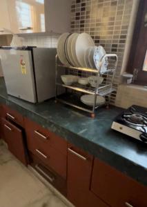 古尔冈Entire floor 2BHK with full Kitchen Near Medanta hospital的厨房配有台面和用具