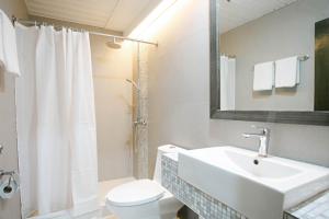 宿务Diamond Suites and Residences的白色的浴室设有水槽和卫生间。