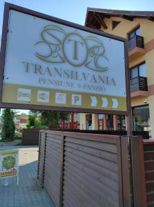 奥多尔黑塞库耶斯克Pensiunea Transilvania的大楼前药房的标志