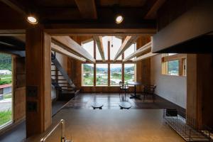 高山HAKU 100-year-old Quaint Japanese Style Villa的享有带大窗户的客厅的景色