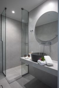 罗希姆诺Batis Beach Hotel的一间带水槽和镜子的浴室