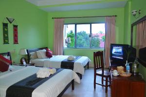 暹粒柏宁酒店的酒店客房设有两张床和电视。