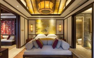 重庆重庆北碚悦榕庄的一间卧室配有一张带吊灯的大床