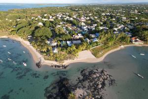 格兰高伯Islands View - Mazor Beach Villas的海洋岛屿的空中景观