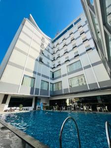 巴淡岛中心巴淡岛中心萨希德会议酒店的大楼前设有游泳池的酒店