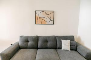 亚历山德鲁波利斯Zen Sea的客厅的沙发,墙上挂着一幅画