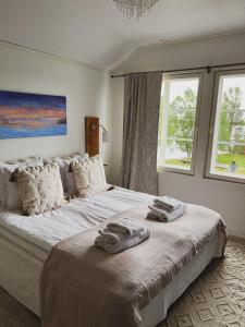 易拉斯加威奥罗拉酒店的一间卧室配有一张大床和毛巾