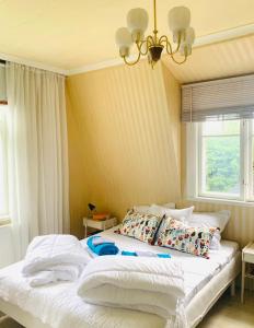 VikarbynHemma hos Jeanette & Micke på Peresgården的卧室内的一张带白色床单和枕头的床