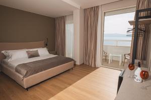 伏罗拉Grand Mirage的一间卧室配有一张床,享有海景