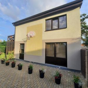 利耶帕亚Nicas guest house的旁边是一座有篮球架的房子