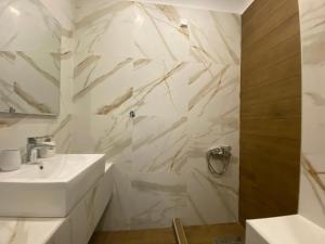 尼欧波洛伊Hotel Filoxenia的白色的浴室设有水槽和镜子