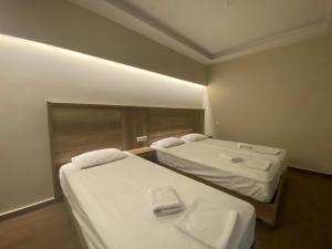 尼欧波洛伊Hotel Filoxenia的两张位于酒店客房的床,配有毛巾
