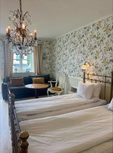 瓦斯泰纳城堡花园酒店的一间卧室配有一张床和一个吊灯