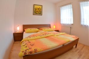 克拉尼斯卡戈拉Apartments Rožič的一间卧室配有一张床和两张台灯。