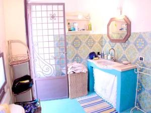 赛拉诺3 bedrooms apartement with wifi at Serrano的一间带水槽和镜子的浴室