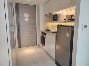 曼谷Ashley Hotel BKK的小厨房配有洗衣机和洗衣机