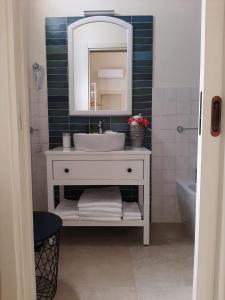 加利波利B&B Fiore的浴室设有白色水槽和镜子