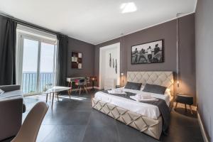 皮佐Residenza Nausicaa - 50 meters from the beach的一间带大床的卧室和一间客厅