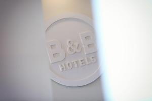 拉罗谢尔B&B HOTEL La Rochelle Centre Les Minimes的贴上一瓶巴克斯特酒店标志