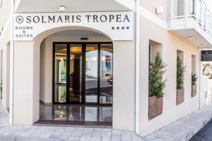 特罗佩阿Solmaris Tropea Rooms & Suites的商店前方有读桑塔玛蒂亚斯弗罗扎的标志