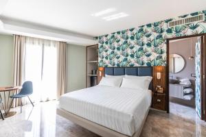 特罗佩阿Solmaris Tropea Rooms & Suites的一间卧室设有一张大床和绿色的墙壁
