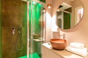 特罗佩阿Solmaris Tropea Rooms & Suites的一间带一个碗水槽和淋浴的浴室