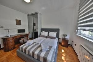 贝尔格莱德Luxurious apartment in Belgrade的一间卧室配有一张大床、一张桌子和一张四柱床。